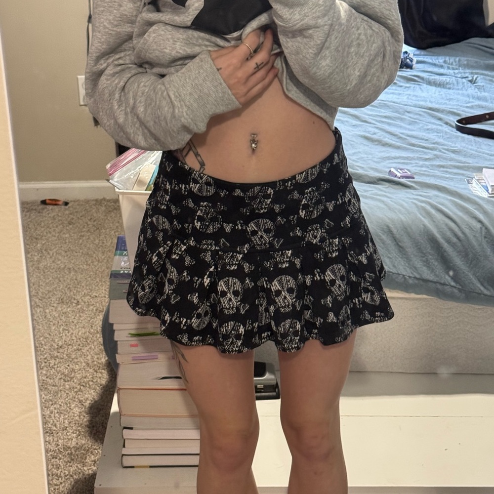 Wet seal skirt